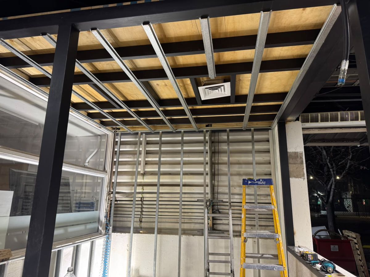 Estructura metálica de entrepiso en construcción