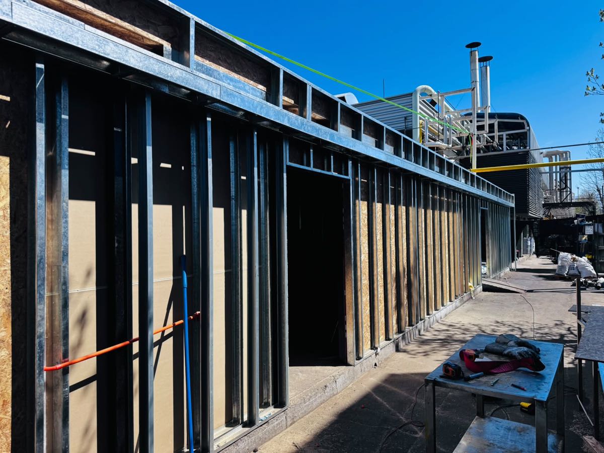 Fachada de tabiquería metálica en construcción