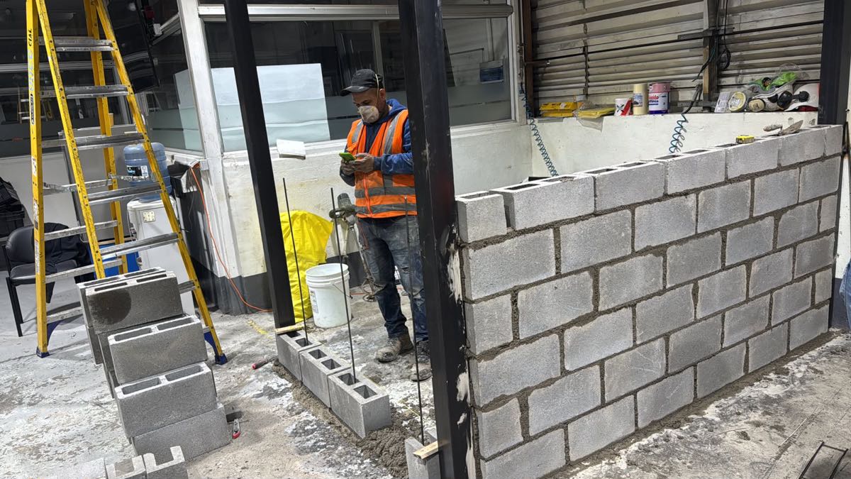 Construcción de muro de albañilería en obra