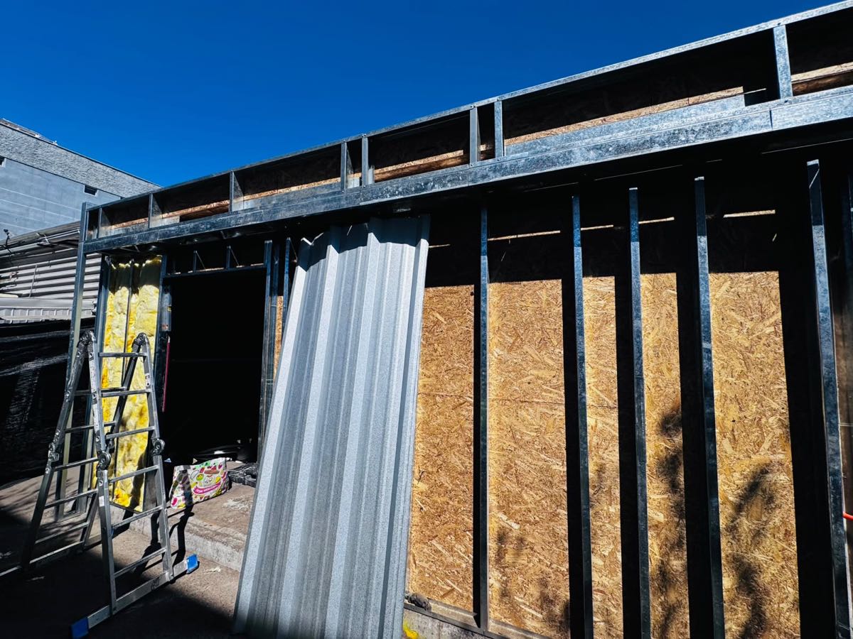 Tabiquería metálica revestida en remodelación