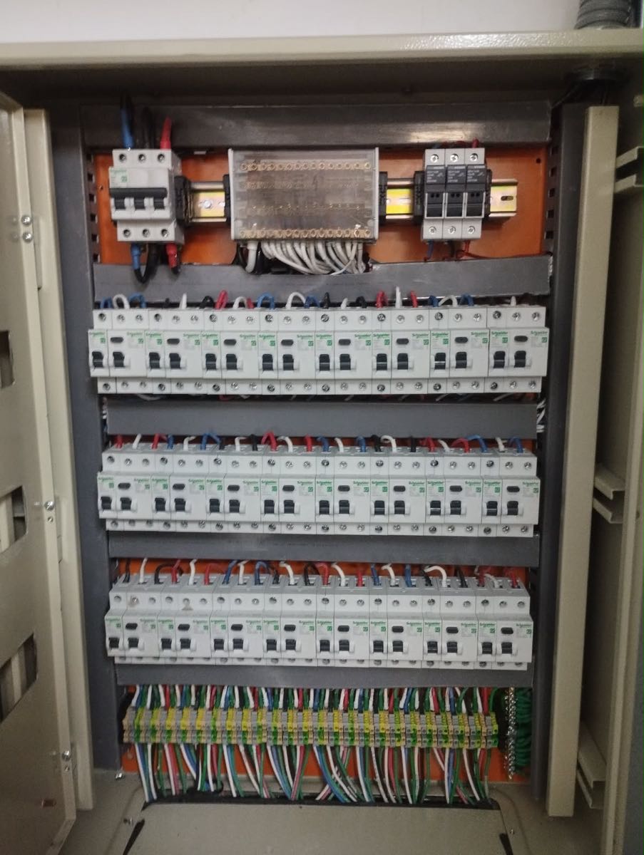 Tablero eléctrico de control y energía