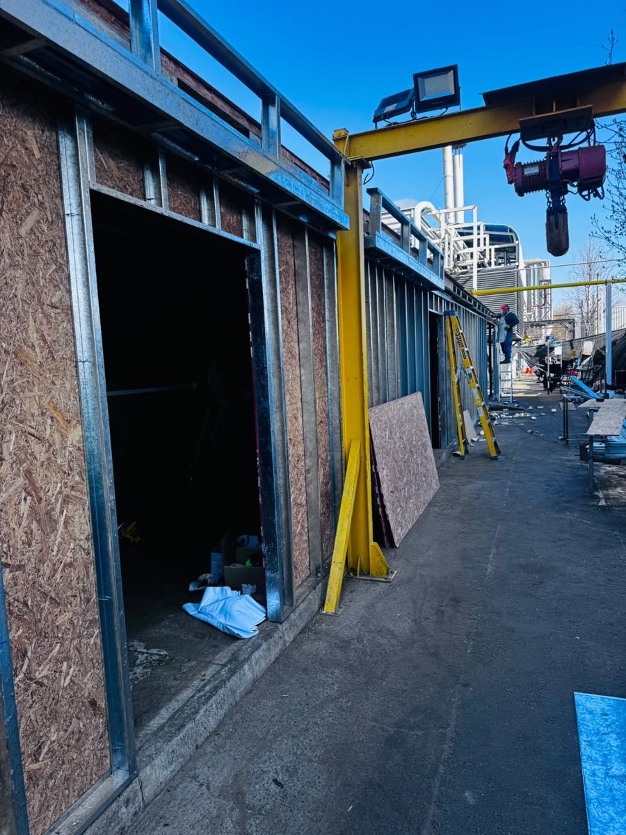 Estructura metálica con pluma y revestimiento OSB