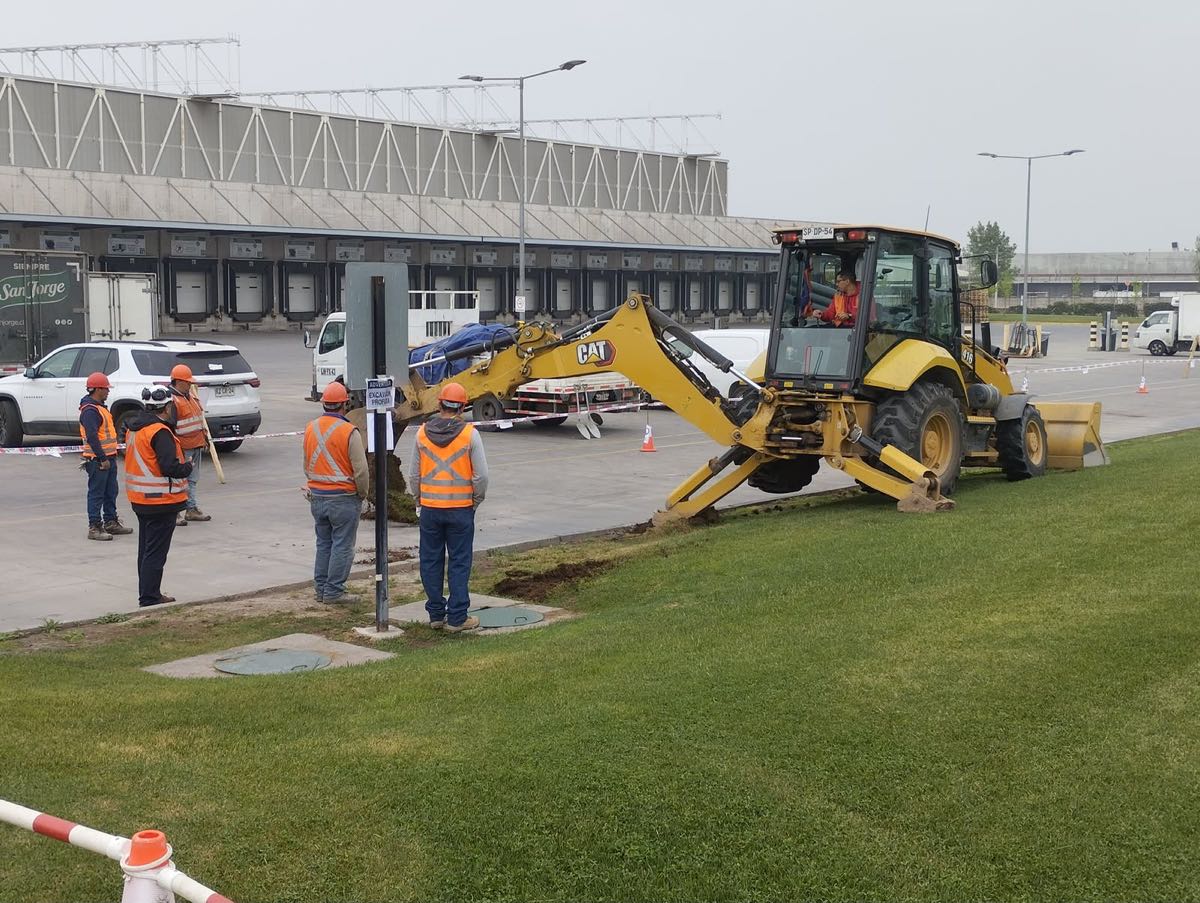 Movimiento de tierra y excavación con retroexcavadora