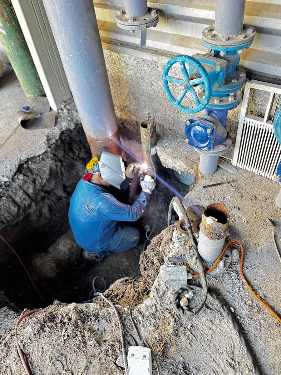Soldadura de tubería en excavación