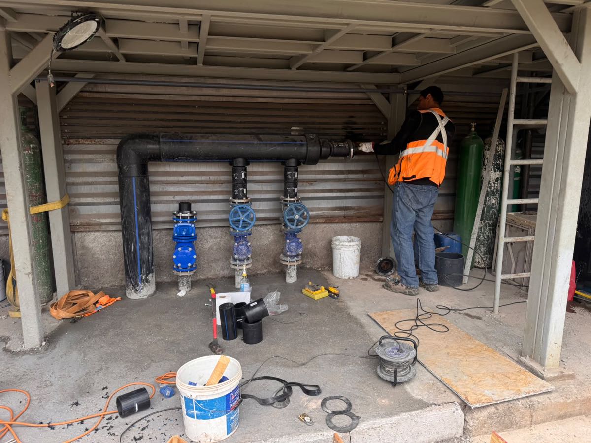 Instalación de tuberías con válvulas y manómetros