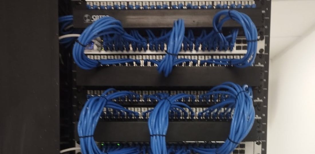 Cableado estructurado con patch cords organizados