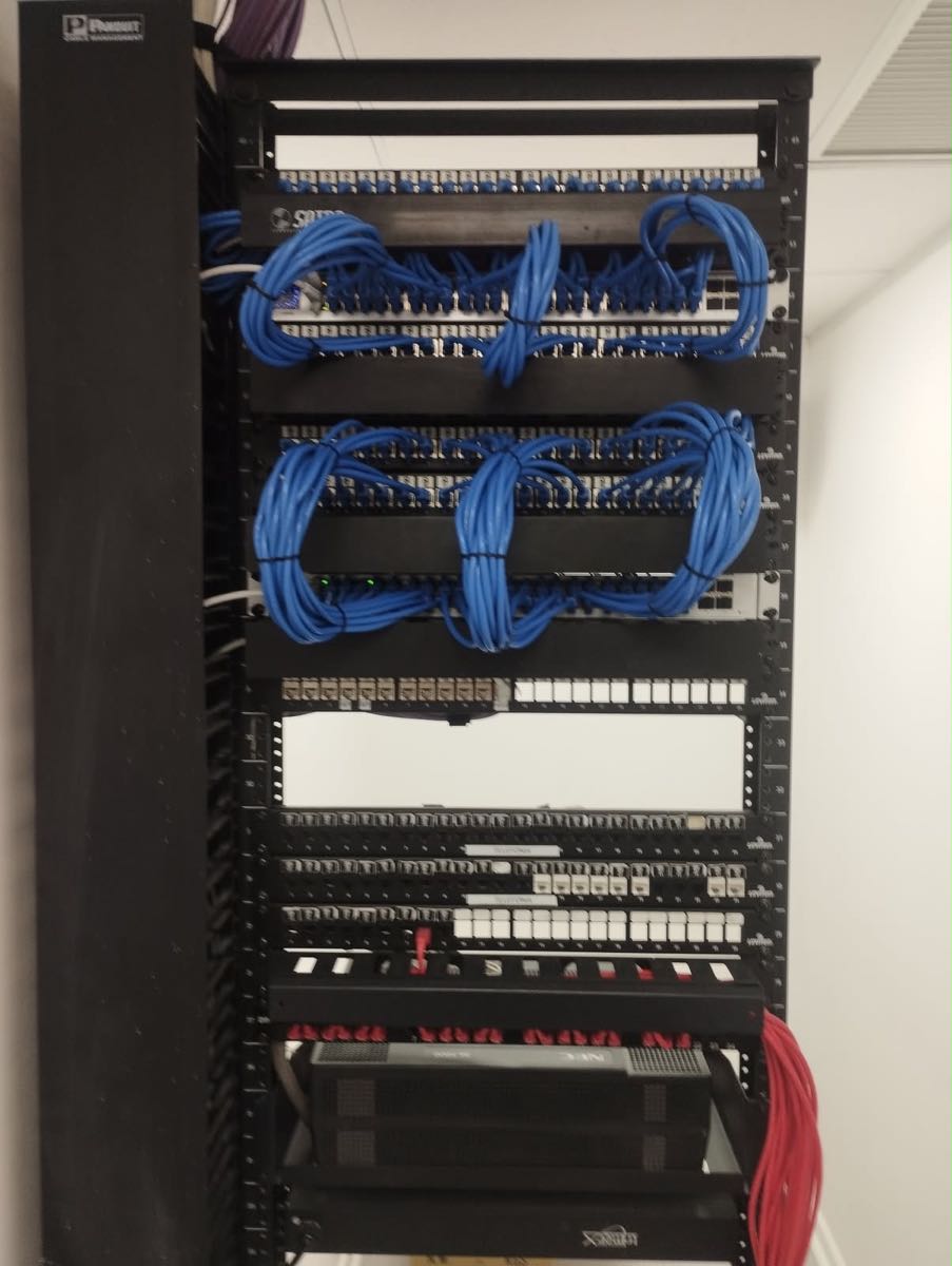 Rack de comunicaciones con patch cords ordenados