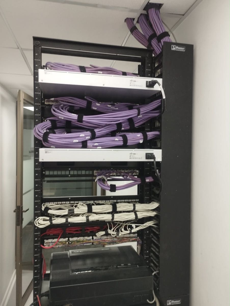 Rack de comunicaciones con cableado ordenado